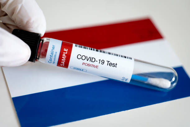 testen op aanwezigheid van coronavirus in nederland - coronatest netherlands stockfoto's en -beelden
