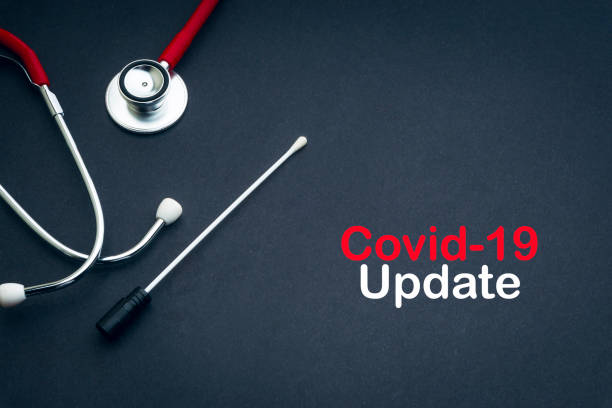 covid-19 update tekst met stethoscoop en medische swabs op zwarte achtergrond. covid -19 of coronavirus concept - update stockfoto's en -beelden