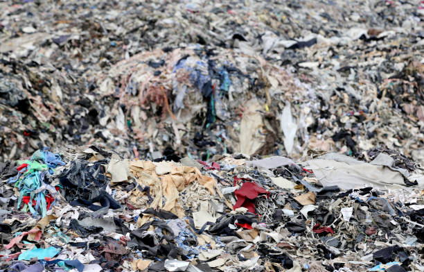 バングラデシュの繊維廃棄物 - 服 ストックフォトと画像