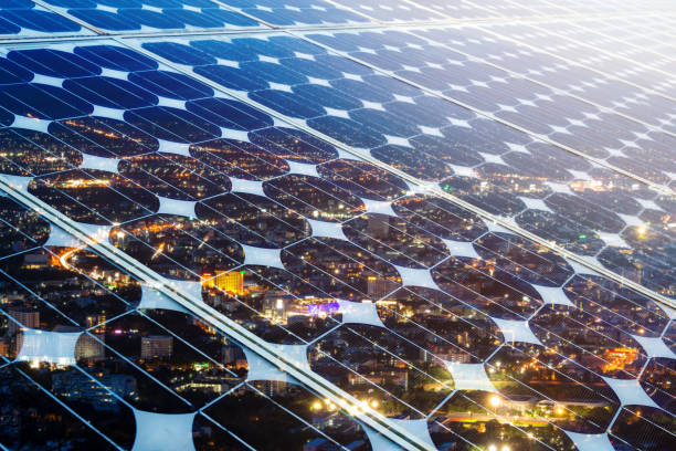 都市の夜光の背景、代替エネルギーコンセプト、クリーンエネルギー、グリーンエネルギーを持つ太陽光発電パネルソーラーパネルのテクスチャ。 - ビル　しまっている ストックフォトと画像