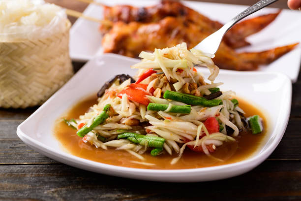 thực phẩm thái lan (som tum), salad đu đủ xanh cay - thai's cuisine hình ảnh sẵn có, bức ảnh & hình ảnh trả phí bản quyền một lần