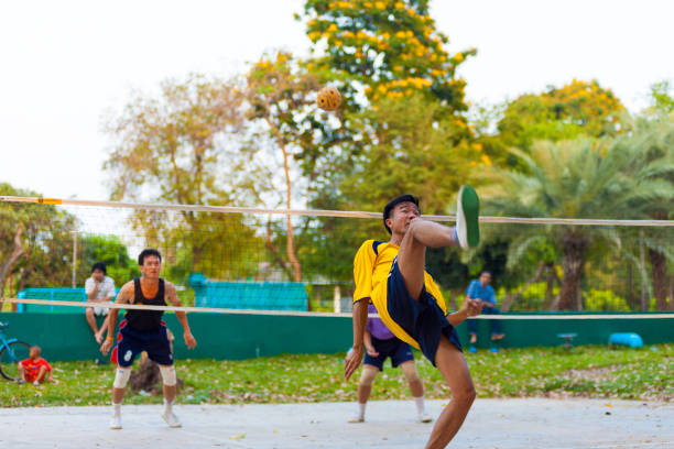 taylandlı erkekler sepak takraw takro oynarken - ayak voleybolu stok fotoğraflar ve resimler