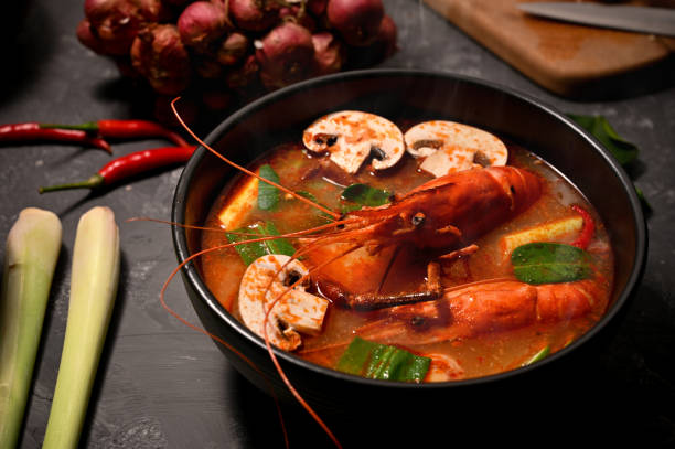 sup pedas thailand dengan udang, jamur. tom yam kung - resep masakan udang pedas potret stok, foto, & gambar bebas royalti