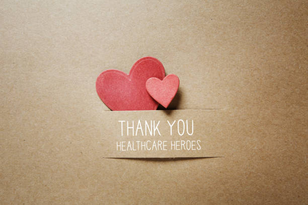 küçük kalpler ile sağlık heroes mesajı teşekkür ederiz - thank you stok fotoğraflar ve resimler