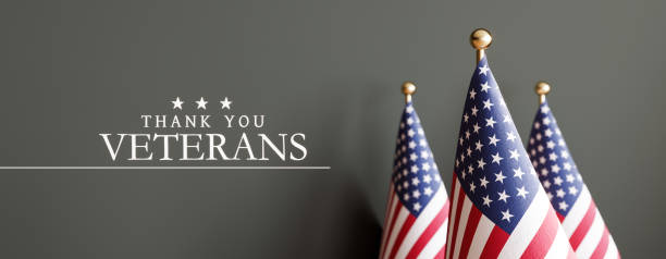 gracias veteranos. texto del día de los veteranos con banderas estadounidenses sobre fondo verde del ejército - memorial day background fotografías e imágenes de stock