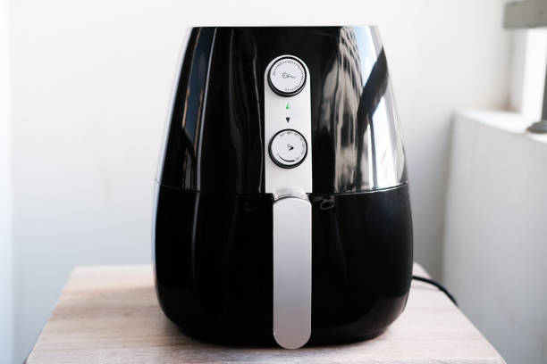 la freidora air es un electrodoméstico de cocina para cocineros por aire caliente - air fryer fotografías e imágenes de stock