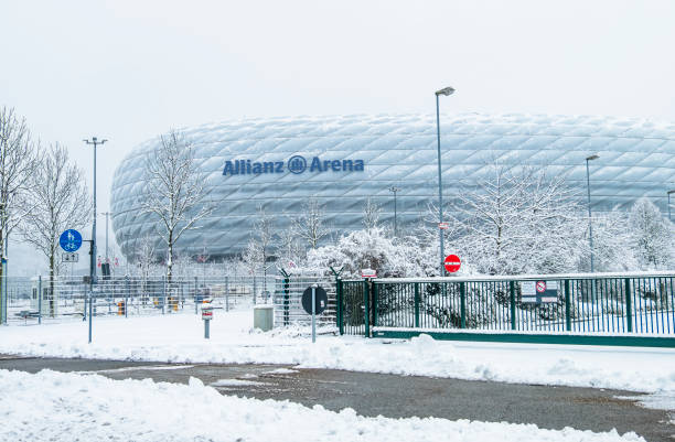 allianz arena kar fırtınası'ndan sonra karla kaplı - bayern stok fotoğraflar ve resimler