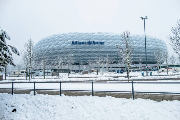 allianz arena kar fırtınası'ndan sonra karla kaplı - bayern stok fotoğraflar ve resimler