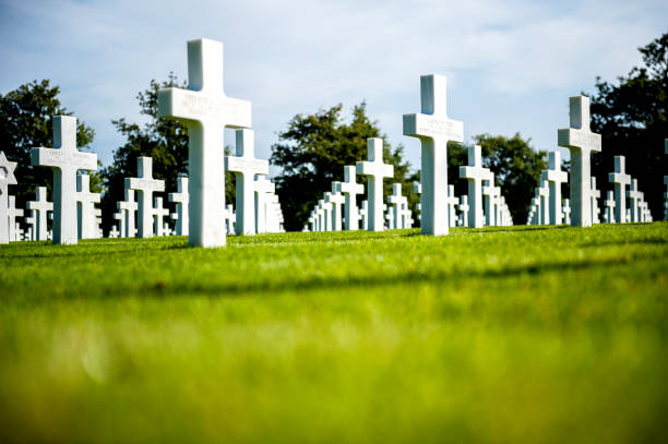 американское кладбище второй мировой войны в коллевиль-сюр-мер, нормандия.  франция. - colleville стоковые фото и изображения
