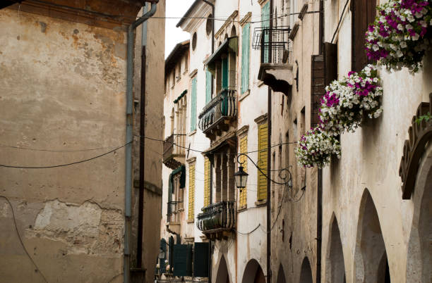 i balconi e le terrazze del paese di asolo, di origine veneziana - asolani foto e immagini stock