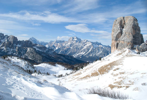 красивые 5 башен на доломитах, кортина д'ампеццо, италия, прекрасный зимний день - marmolada стоковые фото и изображения