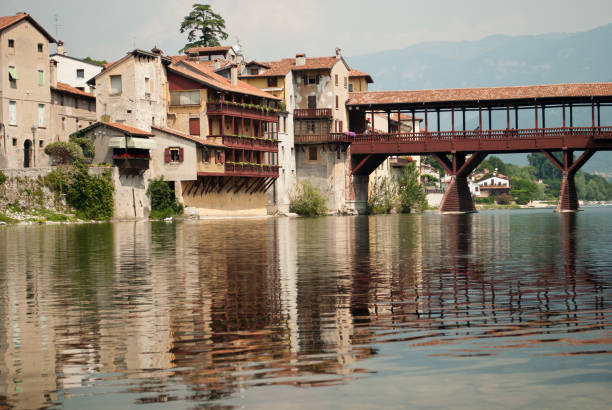 il bellissimo bassno del grappa, veneto, italia, città del famoso ponte di legno sul fiume brenta - asolani foto e immagini stock