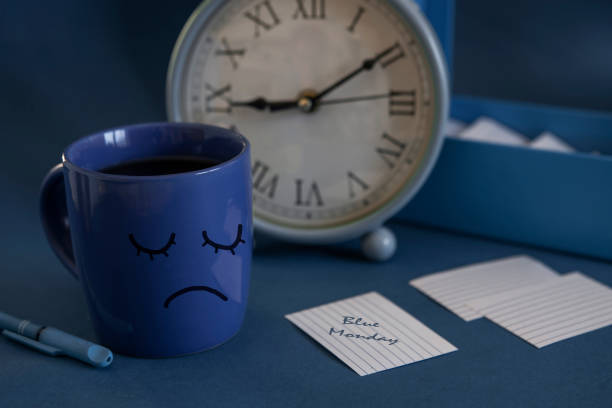 파란색 월요일에 근무일의 시작. 차 한 잔, 알람 시계 및 텍스트 블루 월요일 메모. 일년 중 가장 우울한 날 - blue monday 뉴스 사진 이미지