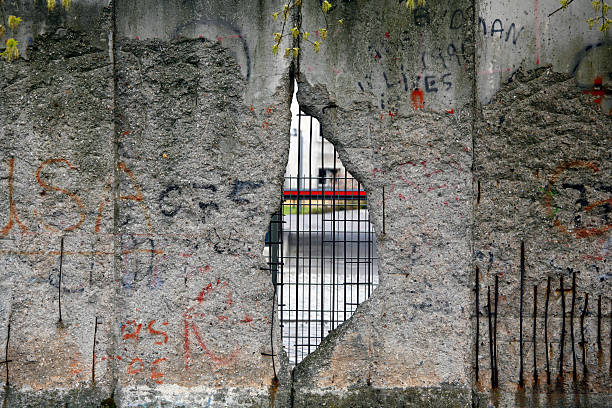 führen zu einer fragmentierung des berlin wall (serie - berliner mauer stock-fotos und bilder