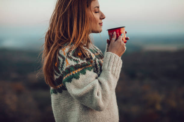het beste comfort op een koude dag - woman drinking coffee stockfoto's en -beelden