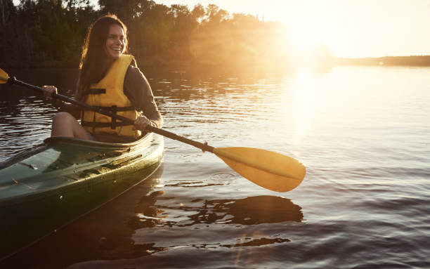 det bästa sättet att börja dagen - woman kayaking bildbanksfoton och bilder