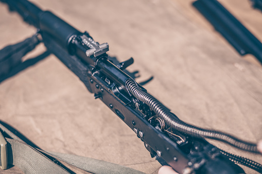 Cocuk Sokme Temizlik Ve Ak47 Bir Otomatik Silah Kalasnikof Meclisi Gerceklestirir Stok Fotograflar Ak 47 Nin Daha Fazla Resimleri Istock