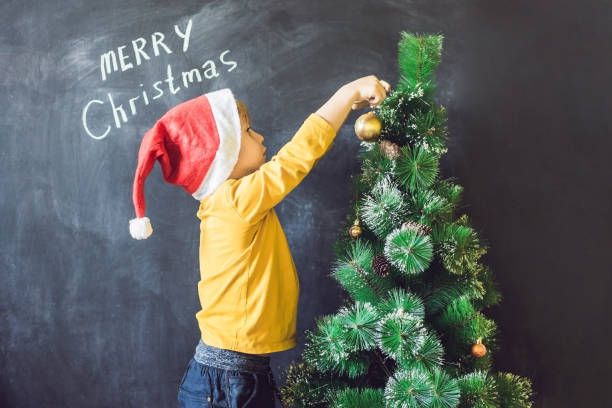 el chico escribió una inscripción merry cristmas. el árbol de navidad. vacaciones de navidad y año nuevo - fotografía imágenes fotografías e imágenes de stock