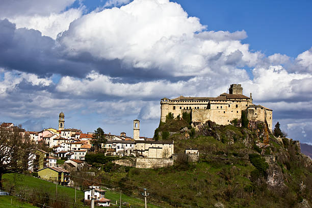 The castle of Bardi A panoramic view of the castle of bardi. cirrostratus stock pictures, royalty-free photos & images