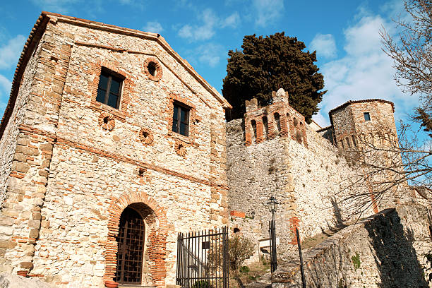 il castello di montebello di torriana - rimini foto e immagini stock
