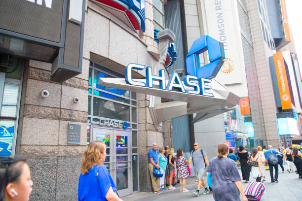 the chase bank sign at one chase manhattan plaza in new york city - jp morgan imagens e fotografias de stock