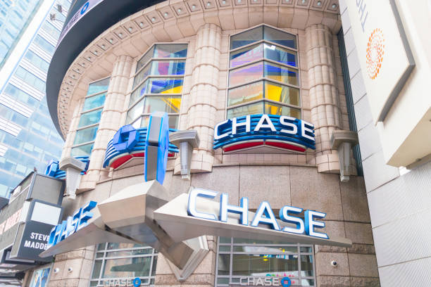 the chase bank sign at one chase manhattan plaza in new york city - jp morgan imagens e fotografias de stock