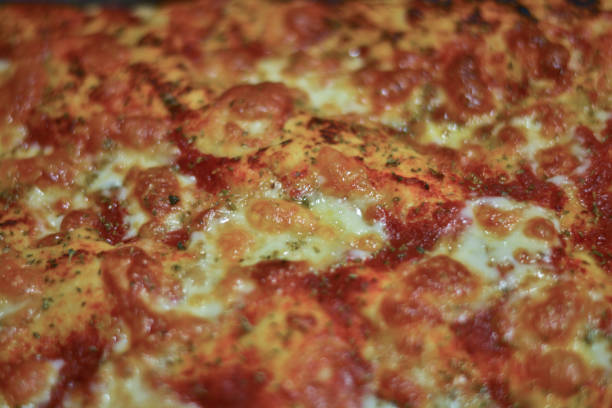 la classica pizza italiana, mozzarella di pomodoro e origano - cagliari fiorentina foto e immagini stock