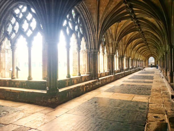 the cloisters of norwich cathedral - norwich imagens e fotografias de stock