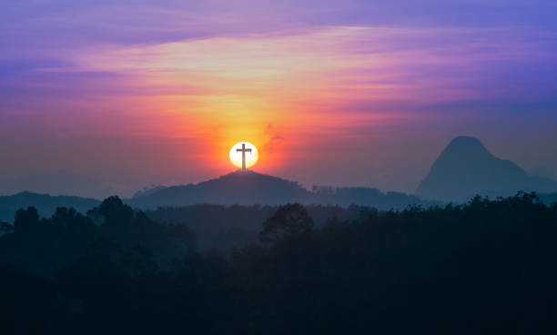 la croix sur la montagne - good friday background photos et images de collection