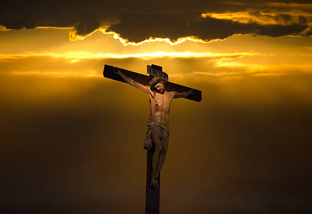 crucifix et le christ le vendredi saint - good friday photos et images de collection