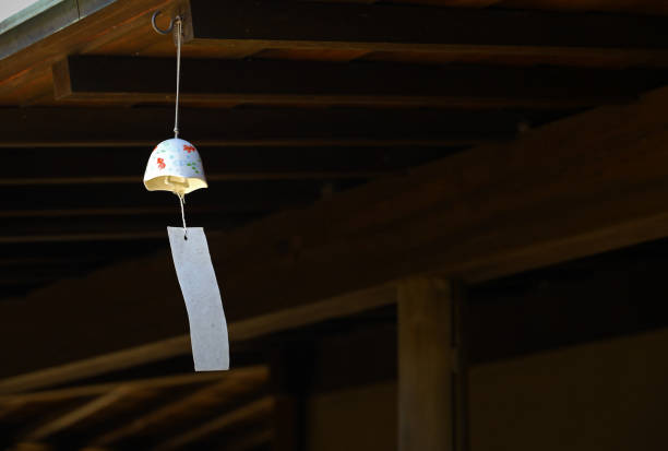 日本の夏の伝統である「ふりん」という風鈴が吊るされているお店の軒先。 - 風鈴 ストックフォトと画像