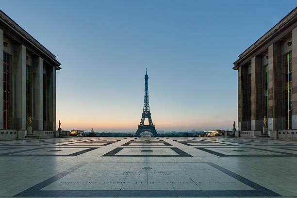 o'eiffel tower'de manhã - paris night imagens e fotografias de stock