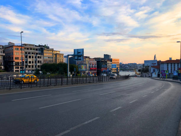den tomma istanbul gatan under covid-19 utbrott - istiklal caddesi bildbanksfoton och bilder