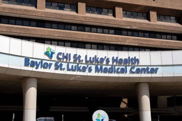 The entrance to CHI St. Luke's Health Baylor Medical Center in Houston Houston, TX, USA - March 9, 2022: The entrance to CHI St. Luke's Health Baylor Medical Center in Houston, the private hospital of Baylor College of Medicine jointly owned with CHI St. Luke's Health. baylor basketball stock pictures, royalty-free photos & images