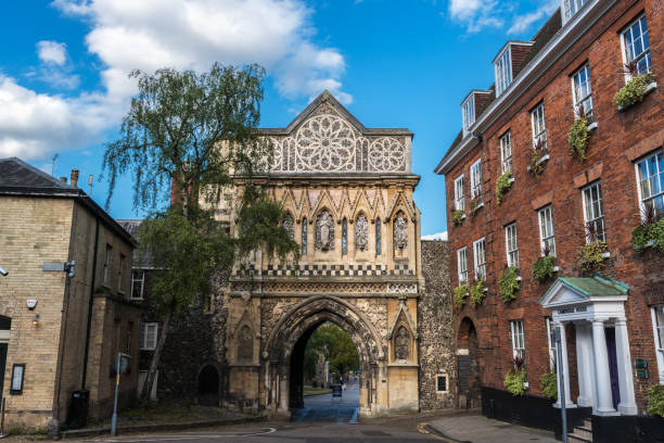 the ethelbert gate to norwich cathedral - norwich imagens e fotografias de stock