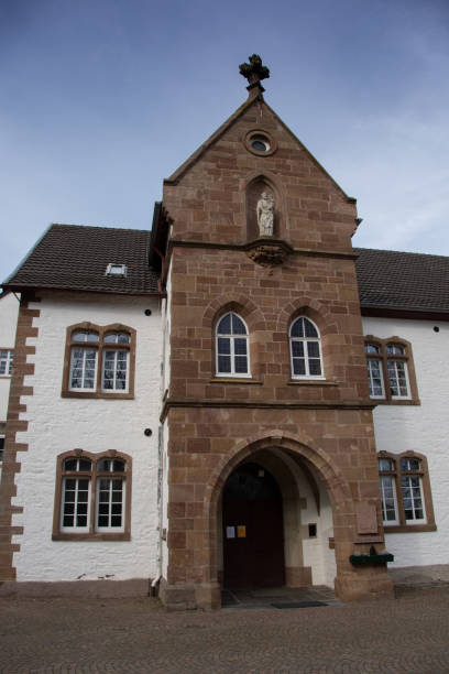 widok na zewnętrzną klasztoru maria wald w heimbach w eifel - wald zdjęcia i obrazy z banku zdjęć