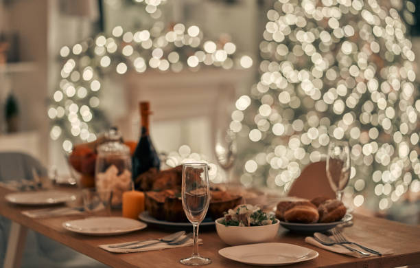 il tavolo festivo sullo sfondo dell'albero di natale - cena natale foto e immagini stock