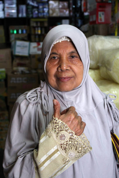 плоды вокруг традиционного рынка в индонезии называется "пасар". люди, продающие и покупающие - manchester united стоковые фото и изображения