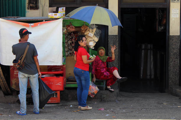 плоды вокруг традиционного рынка в индонезии называется "пасар". люди, продающие и покупающие - manchester united стоковые фото и изображения
