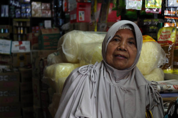 owoce wokół tradycyjnego rynku w indonezji o nazwie "pasar". osoby sprzedające i kupujące - manchester united zdjęcia i obrazy z banku zdjęć