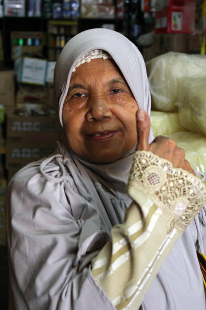 owoce wokół tradycyjnego rynku w indonezji o nazwie "pasar". osoby sprzedające i kupujące - manchester united zdjęcia i obrazy z banku zdjęć