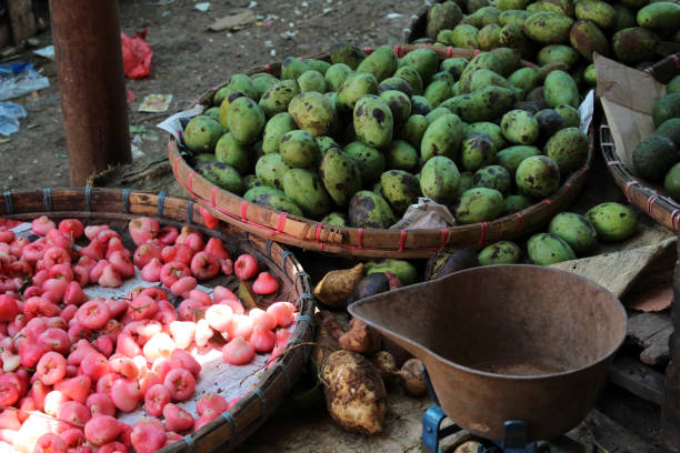 owoce wokół tradycyjnego rynku w indonezji o nazwie "pasar" - manchester united zdjęcia i obrazy z banku zdjęć