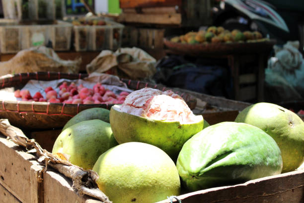 owoce wokół tradycyjnego rynku w indonezji o nazwie "pasar" - manchester united zdjęcia i obrazy z banku zdjęć