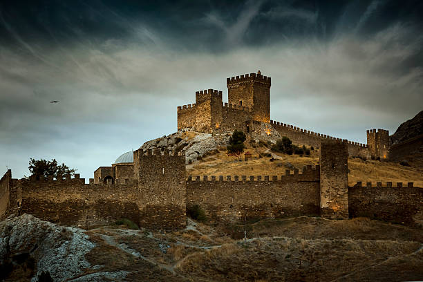 中世の砦、ジェノバスタイルで sudak 、クリミア - 中世 ストックフォトと画像
