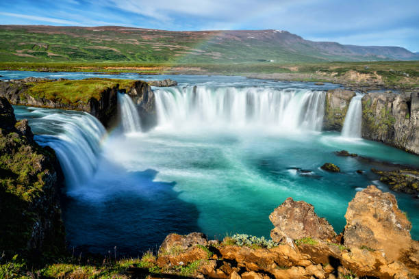den godafoss (isländska: vattenfall av gudarna) är ett berömt vattenfall på island. det hisnande landskapet i godafoss vattenfall lockar turister att besöka nordöstra regionen på island. - island bildbanksfoton och bilder