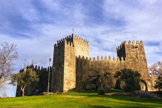 the guimarães castle (castelo de guimarães) - guimarães imagens e fotografias de stock
