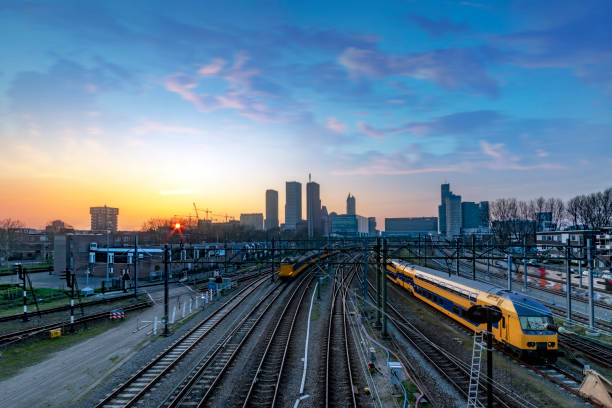 den haag in het nederlands skyline tijdens de zonsondergang moment achter het station - den haag stockfoto's en -beelden
