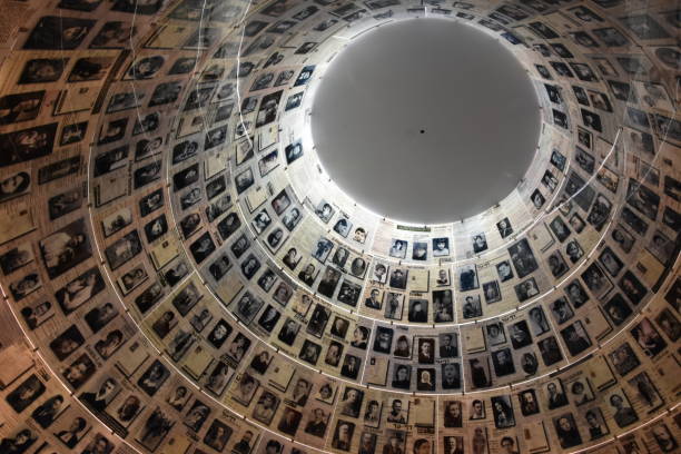 зал имен в яд вашем, иерусалим, израиль - holocaust remembrance day стоковые фото и изображения