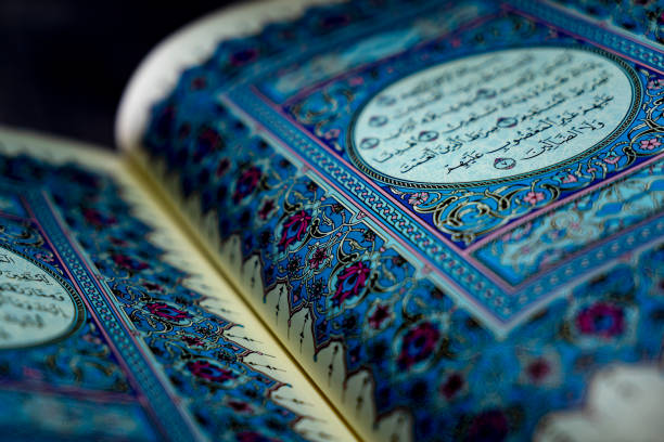 het heilige boek van de koran van de moslims - islam stockfoto's en -beelden