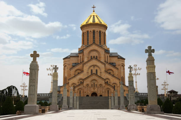 la cattedrale della santissima trinità di tbilisi comunemente conosciuta come sameba in georgia. - demiral foto e immagini stock